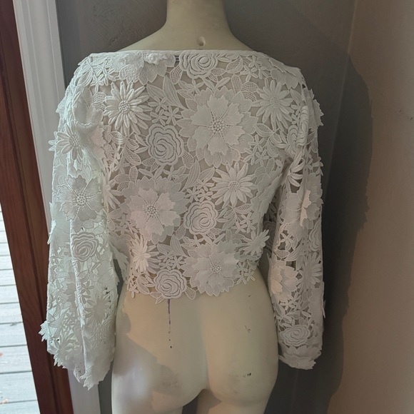 Milly 3D Floral Embroidered Camila crop top in white size 2 - Picture 3 of 13